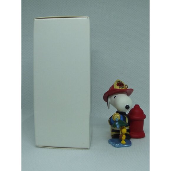 2009 Firefighter Snoopy Spotlight on Snoopy #12 Series Hallmark Ornament - Picture 4 of 9